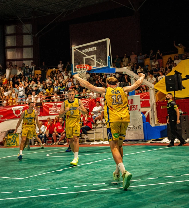 le jeune homme fait de l'exercice avec son entra&icirc;neur personnel dans une salle de sport moderne