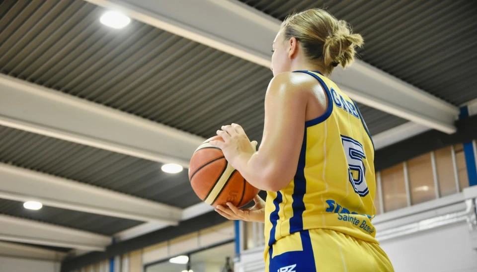 Baskets sur les pieds des enfants