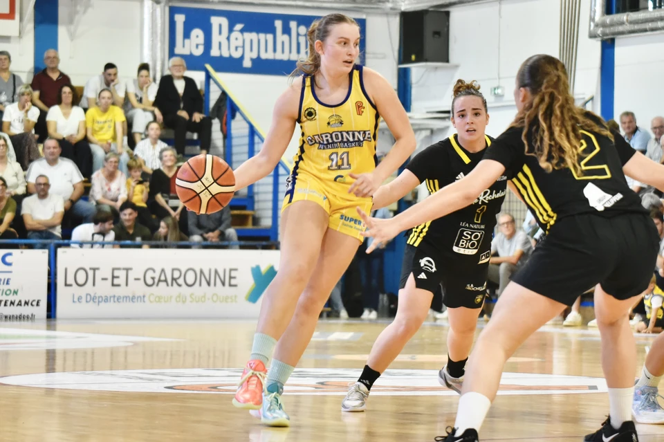 Homme effectuant des exercices d'abdominaux dans une salle de fitness moderne, allongé sur tapis de sol noir