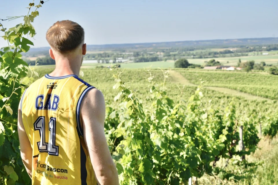 Homme musclé s'entraînant dans une salle de sport moderne, tenant des disques de fonte