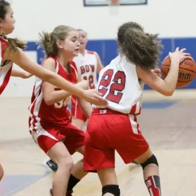 Homme musclé s'entraînant dans une salle de sport moderne, tenant des disques de fonte