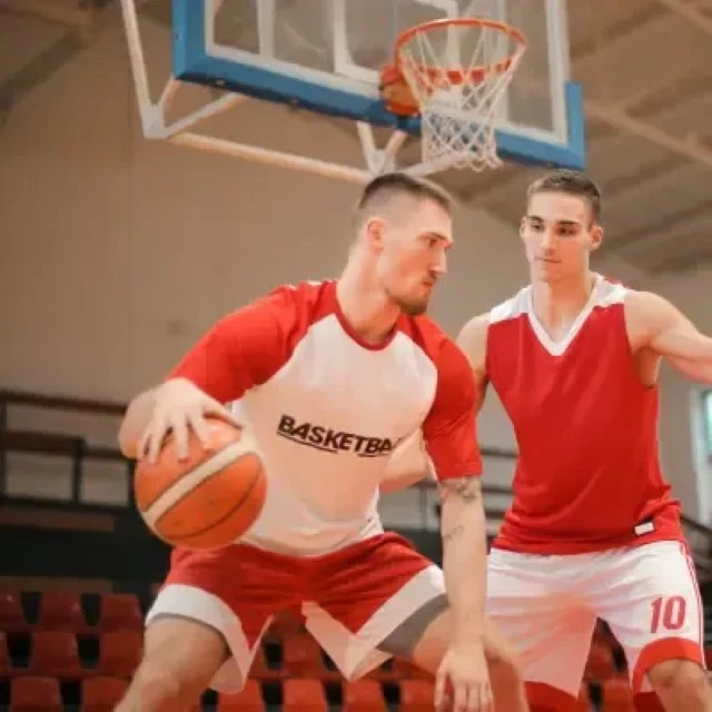 Homme musclé s'entraînant dans une salle de sport moderne, tenant des disques de fonte