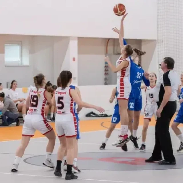 Homme musclé s'entraînant dans une salle de sport moderne, tenant des disques de fonte