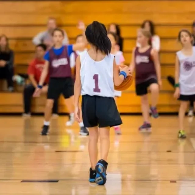 Homme musclé s'entraînant dans une salle de sport moderne, tenant des disques de fonte