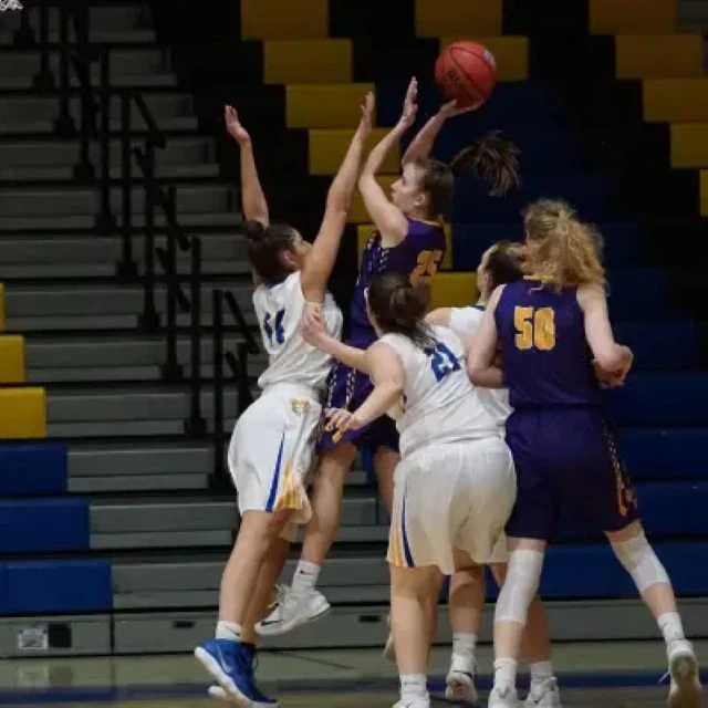 Homme musclé s'entraînant dans une salle de sport moderne, tenant des disques de fonte